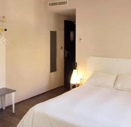 L Ermitage Hotel
